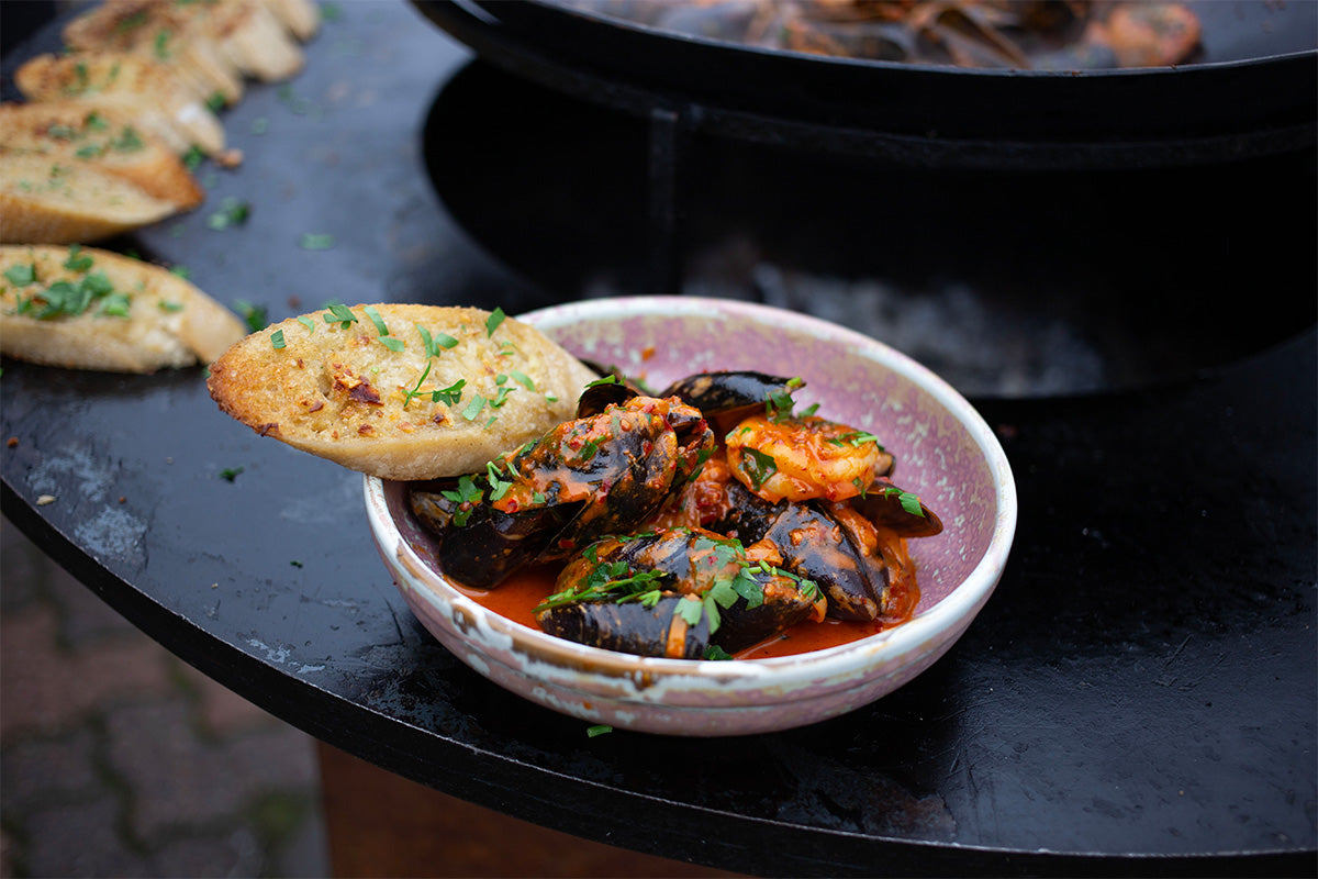 Musslor med Nduja och grillat vitlöksbröd 