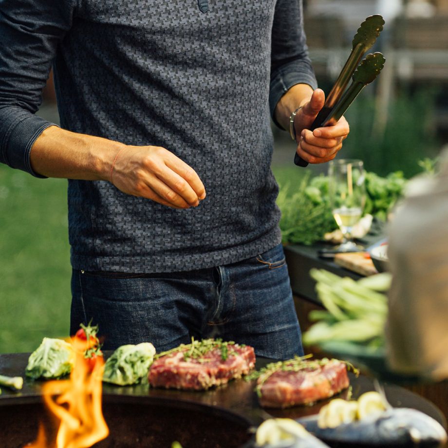 Grilltång som används vid grillning
